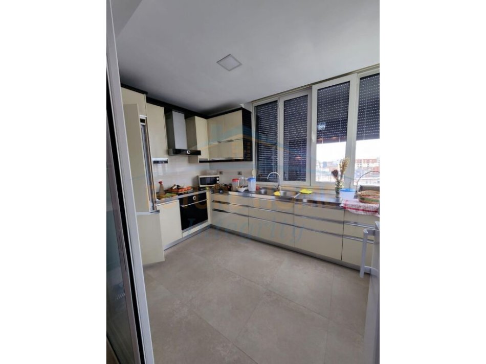 shitet apartament Kati 10, 140 m² 230.000 € (BRRYLI)