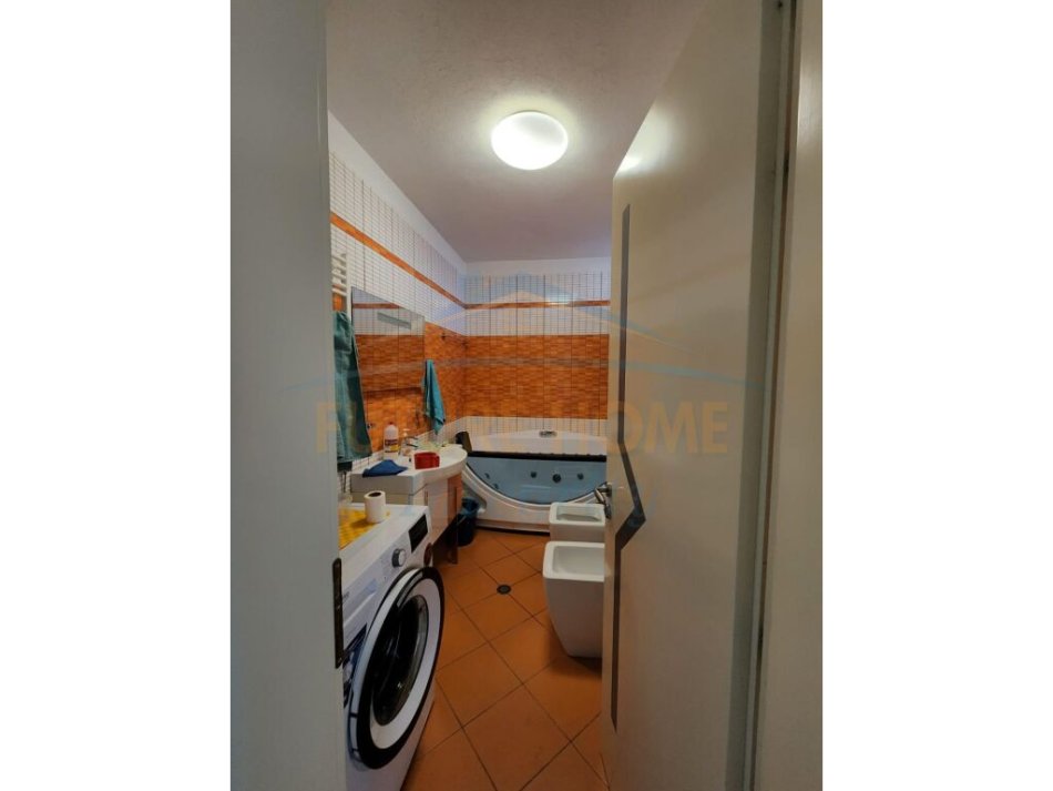 Tirane, shitet apartament 3+1 Kati 10, 140 m² 230.000 € (Brryli)