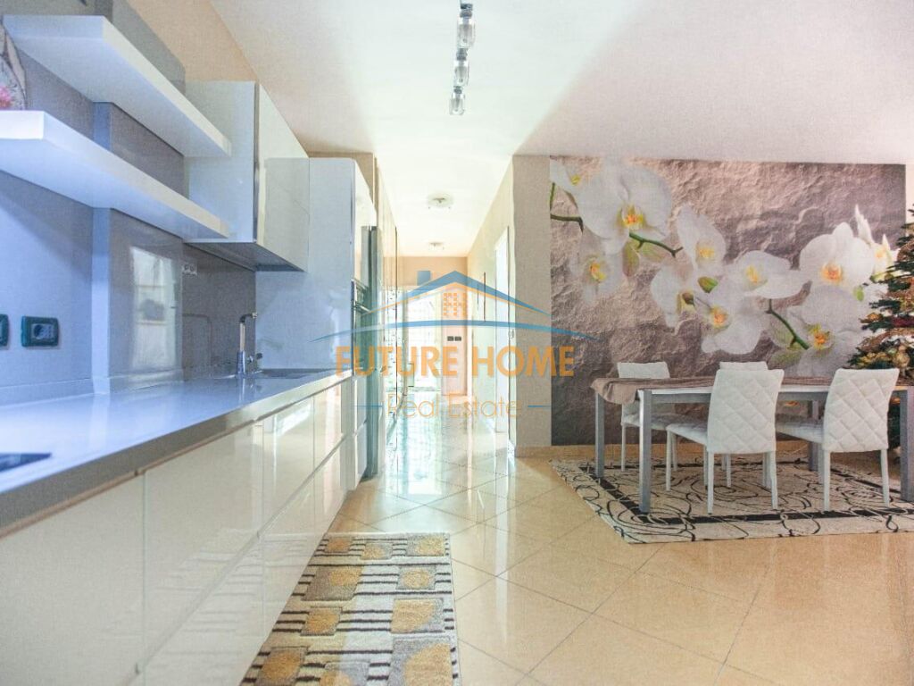 Qira, apartament, 2+1+2, ne Rr."Ismail Qemali", Blloku