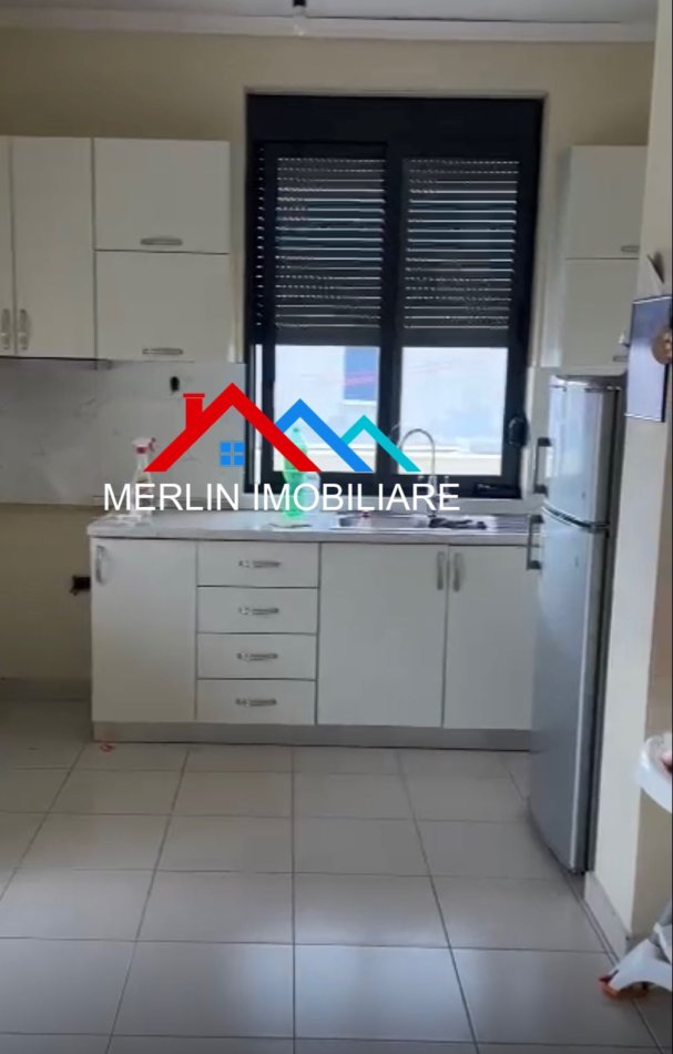 Tirane, jepet me qera apartament 1+1+Ballkon Kati 8, 92 m² 350 € (Milto Sotir Gura,ASTIR)