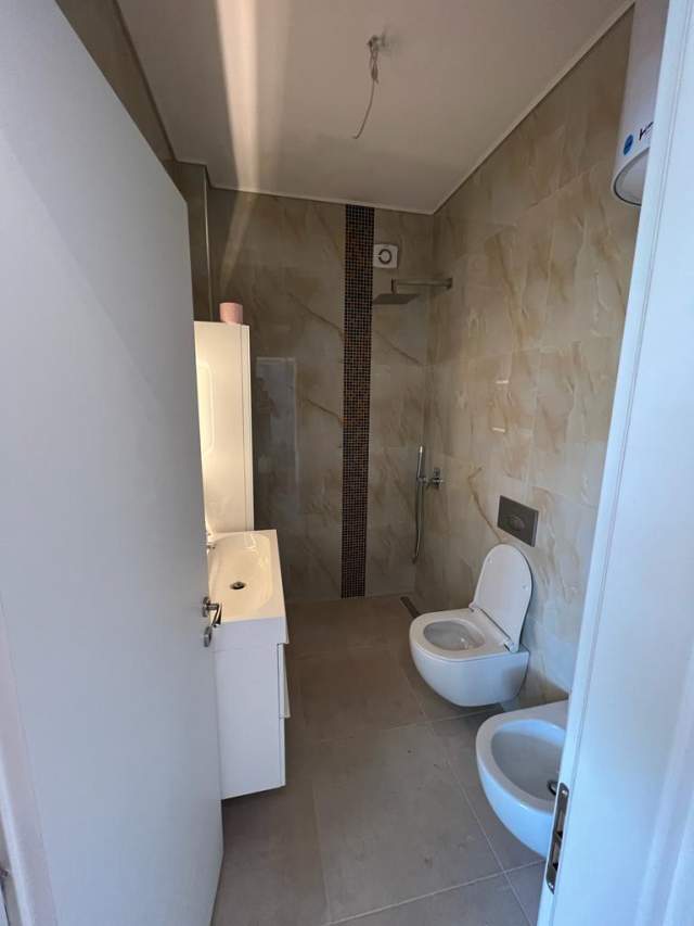 Tirane, jepet me qera apartament 3+1+BLK Kati 4, 118 m² 800 Euro (Selvie)