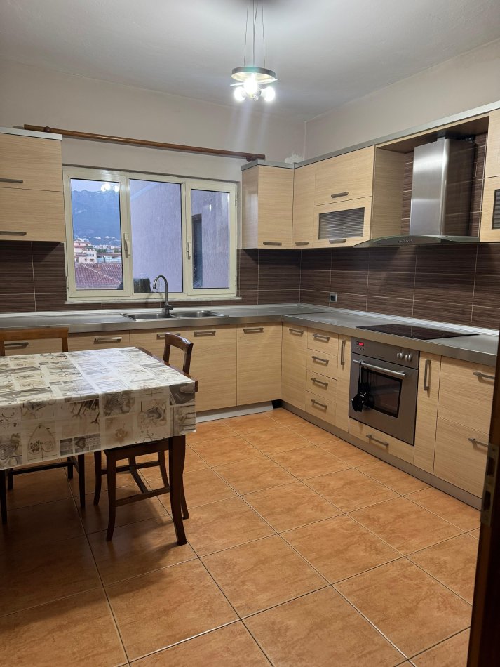 Tirane, jepet me qera apartament 1+1+Ballkon Kati 5, 55 m² 550 € 