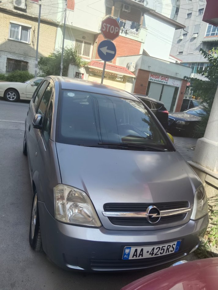 Tirane, shitet makine OPEL MERIVA Nafte, manuale 2.200 € i diskutueshem