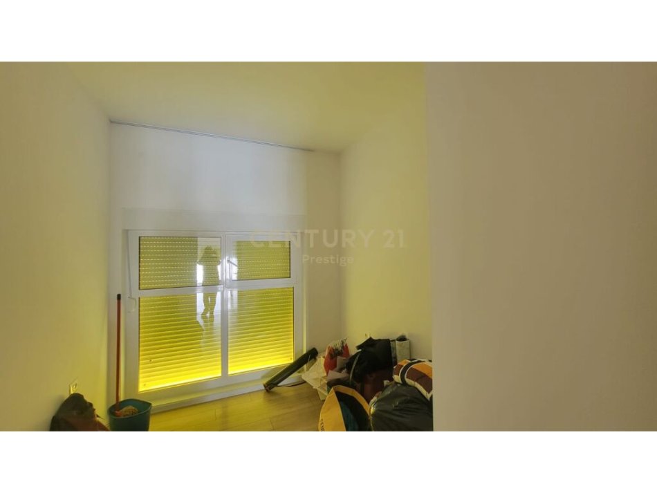 Tirane, jepet me qera apartament 2+1+Ballkon Kati 4, 85 m² 450 € (KOMPLEKSI MANGALEM, ALI DEMI)