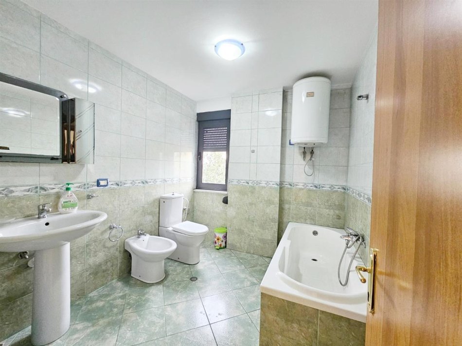 Tirane, jepet me qera Kati 4, 135 m² 1.000 € (kajro karafili)