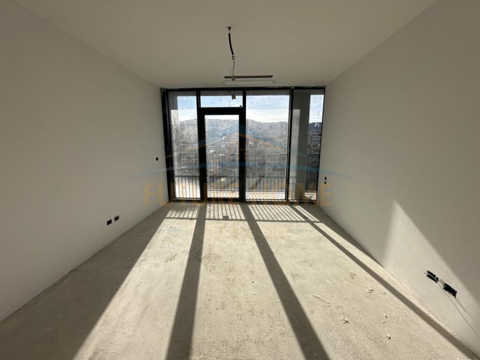 Shitet, Apartament 3+1+2 Poste Parkimi, Kompleksin "Lake View", Liqeni i Thatë, Tiranë.