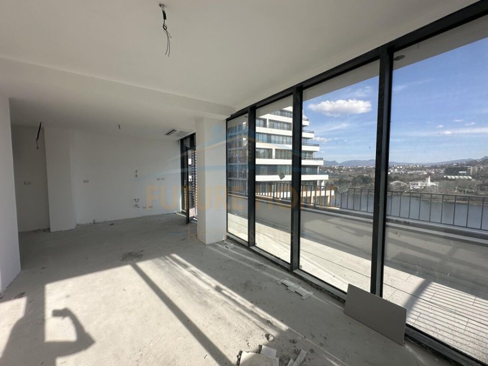 Shitet, Apartament 3+1+2 Poste Parkimi, Kompleksin "Lake View", Liqeni i Thatë, Tiranë.