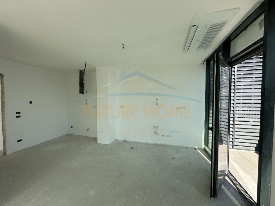 Shitet, Apartament 3+1+2 Poste Parkimi, Kompleksin "Lake View", Liqeni i Thatë, Tiranë.