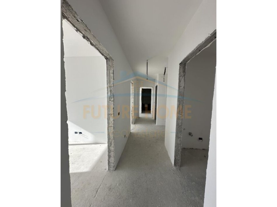 Shitet, Apartament 3+1+2 Poste Parkimi, Kompleksin "Lake View", Liqeni i Thatë, Tiranë.