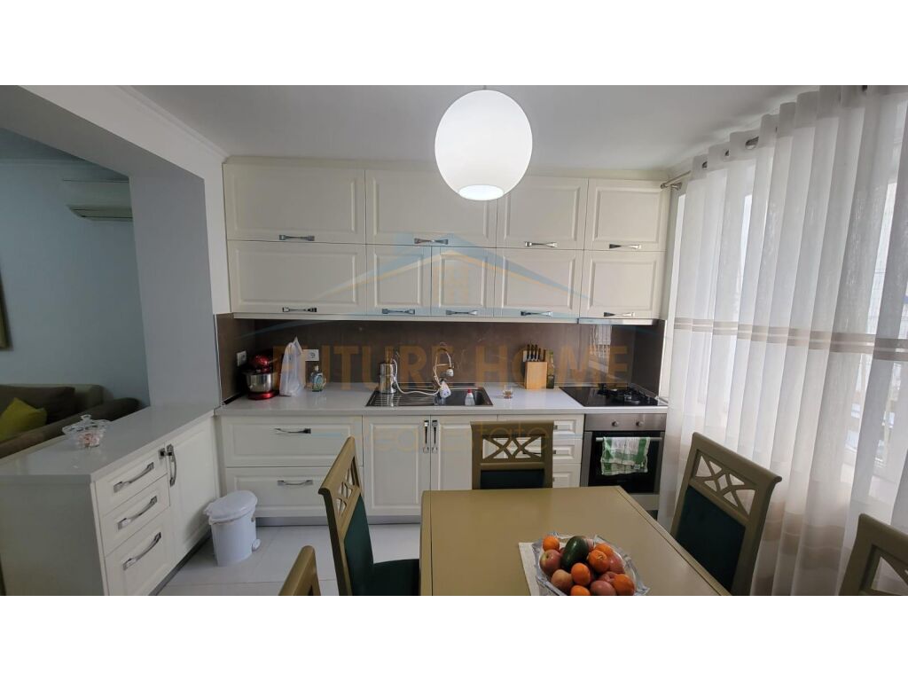 Shitet Apartament 3+1+2 21 Dhjetori, Tirane