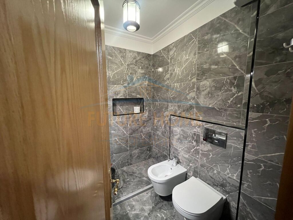 Shitet, Apartament 1+1+Verandë, Pranë Air Albania / OPP38318