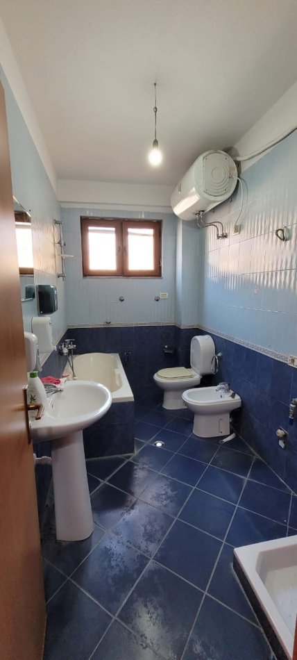 Tirane, jepet me qera Kati 2, 470 € (Bulevardi Zogu 1)