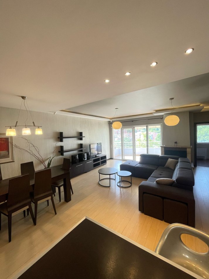 Tirane, jepet me qera apartament 3+1+Ballkon Kati 4, 143 m² 750 € (kodra e diellit)