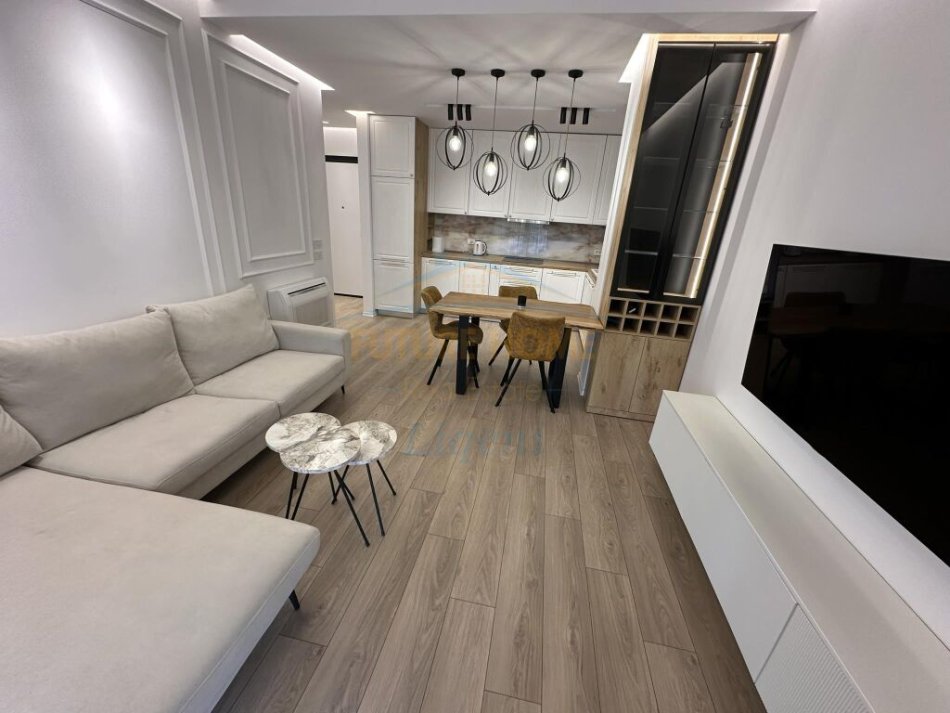 Tirane, jepet me qera apartament 2+1+Ballkon Kati 8, 115 m² 790 € (LTE)