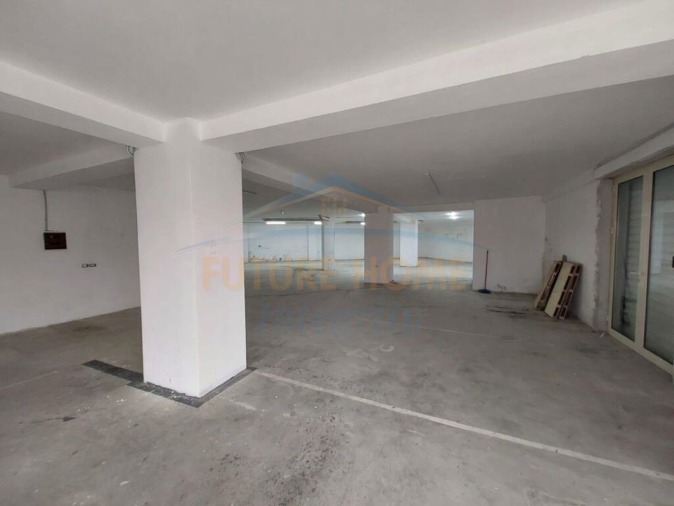 Tirane, jepet me qera ambjent biznesi Kati 0, 424 m² 1.000 € (Ali Demi)
