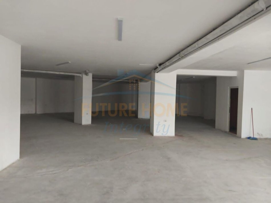 Tirane, jepet me qera ambjent biznesi Kati 0, 424 m² 1.000 € (Ali Demi)