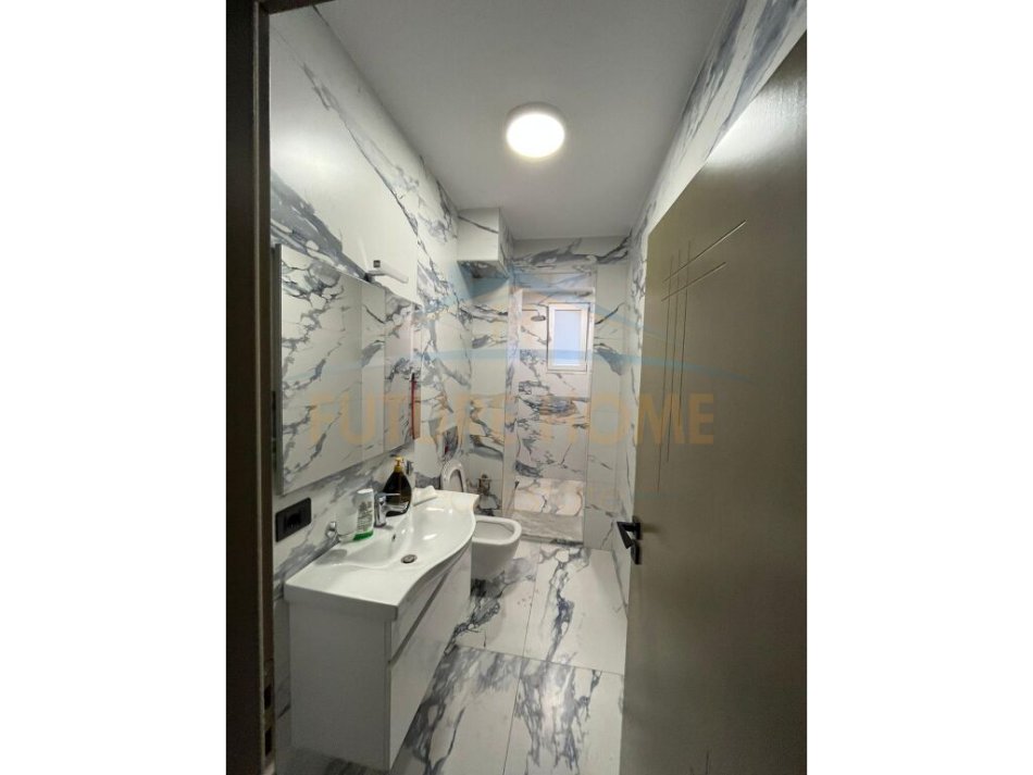 Shitet, Apartament 2+1, 21 Dhjetori, Tiranë. 135000 euro
