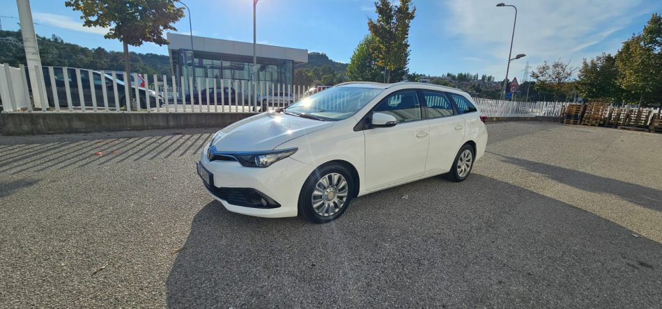 Tirane, shitet makine Toyota Auris Nafte, e bardhë manuale Kondicioner 135.000 km 8.500 €