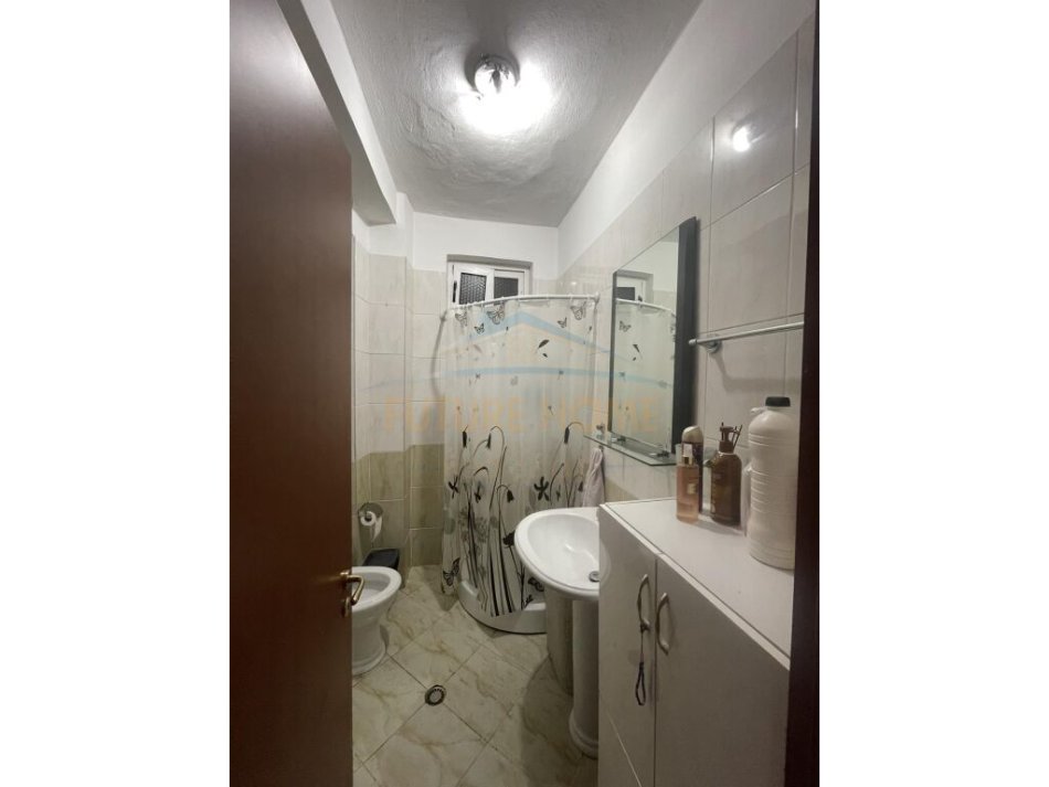 Shitet, Apartament 1+1, në Yzberisht, Tiranë.