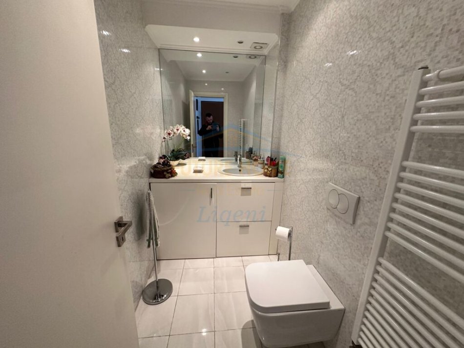Tirane, shitet apartament 2+1+Ballkon Kati 5, 106 m² 220.000 € (Liqeni i Thate)