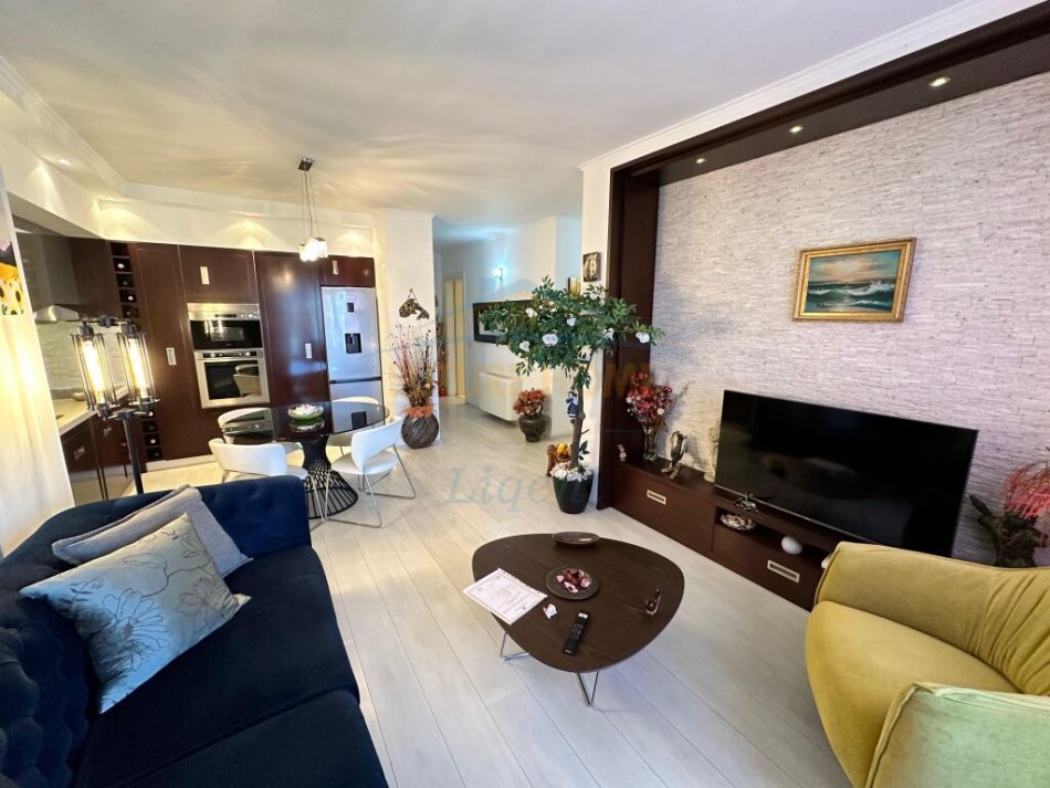 Tirane, shitet apartament 2+1+Ballkon Kati 5, 106 m² 220.000 € (Liqeni i Thate)