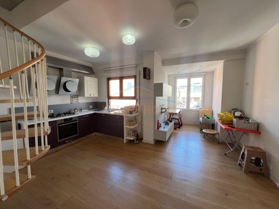 Shitet, Duplex 3+1+Post Parkimi, Liqeni i Thate, Tirane!