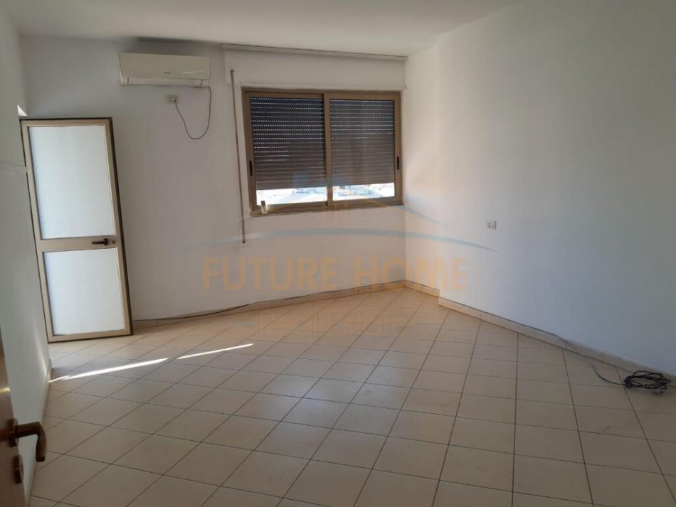 Durres, jepet me qera apartament 1+1+Ballkon, Kati 4, 70 m² 300 € (Mujo Ulqinaku)