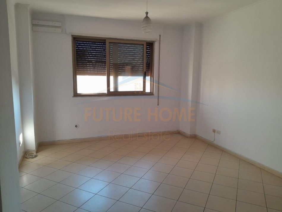 Durres, jepet me qera apartament 1+1+Ballkon, Kati 4, 70 m² 300 € (Mujo Ulqinaku)