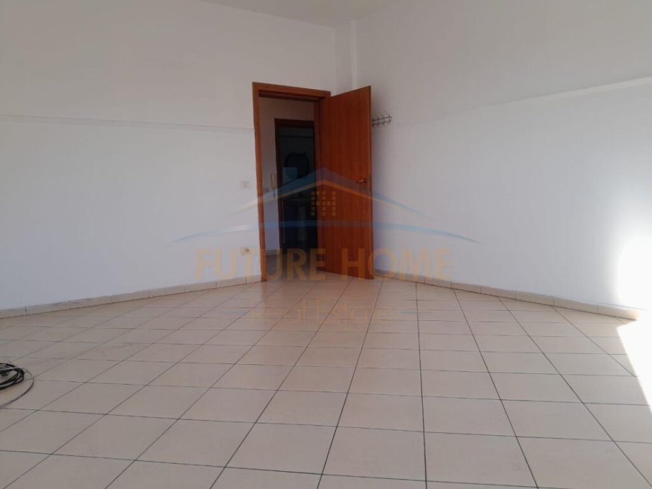 Durres, jepet me qera apartament 1+1+Ballkon, Kati 4, 70 m² 300 € (Mujo Ulqinaku)