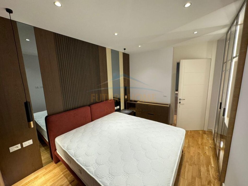 Tirane, jepet me qera apartament 3+1+Ballkon Kati 5, 166 m² 2.500 € (Lake View Residence)