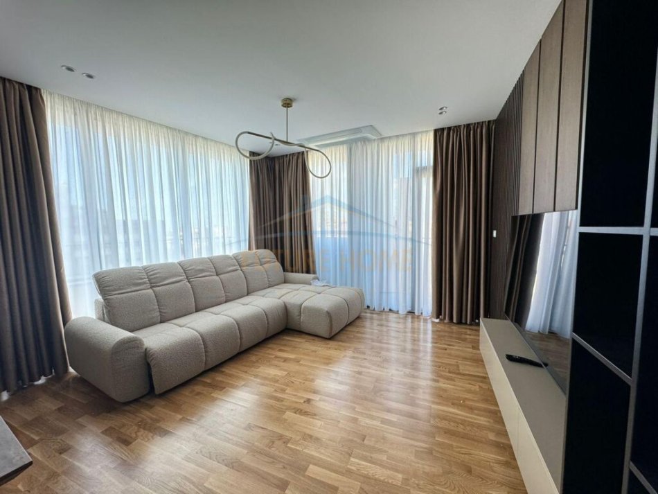 Tirane, jepet me qera apartament 3+1+Ballkon Kati 5, 166 m² 2.500 € (Lake View Residence)