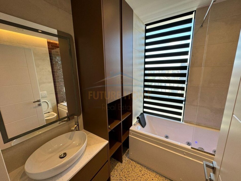 Tirane, jepet me qera apartament 3+1+Ballkon Kati 5, 166 m² 2.500 € (Lake View Residence)