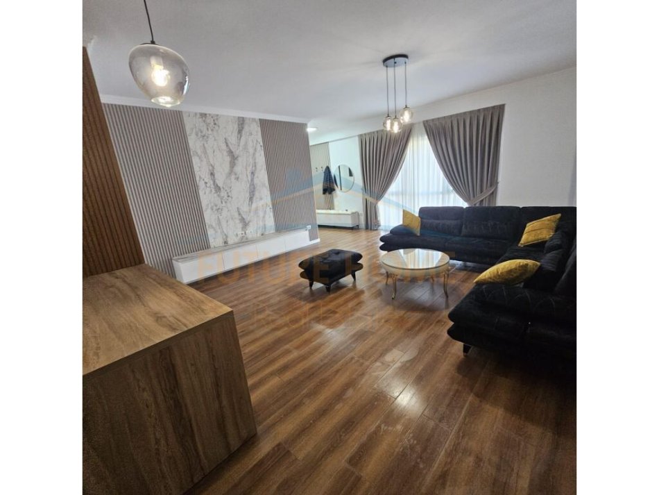 Shitet, Apartament 2+1+2, 5 Maji, Pranë"Emerald Center"