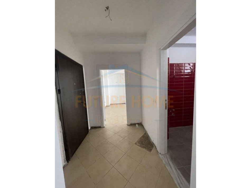 Shitet, Apartament 1+1+ Parking, Ish URT, Durres.