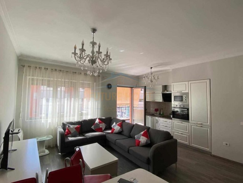 Tirane, jepet me qera apartament 3+1 Kati 7, 135 m² 1.000 € (DELIJORGJI)