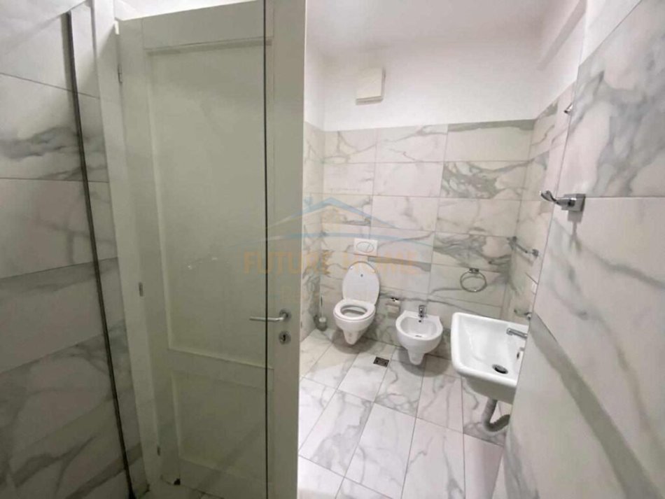 Tirane, jepet me qera apartament 3+1 Kati 7, 135 m² 1.000 € (DELIJORGJI)