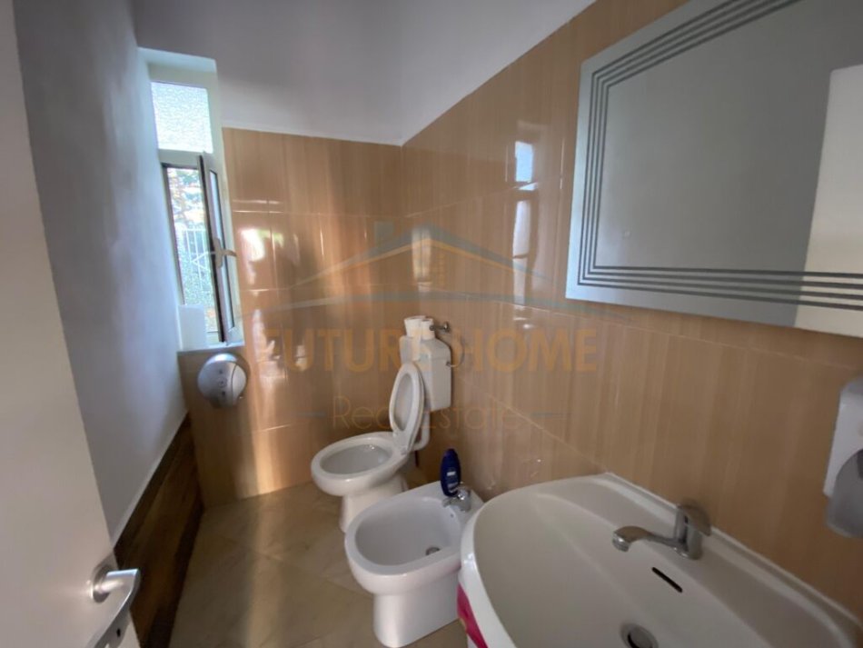 Tirane, jepet me qera ambjent biznesi Kati 0, 149 m² 800 € (21 Dhjetori)
