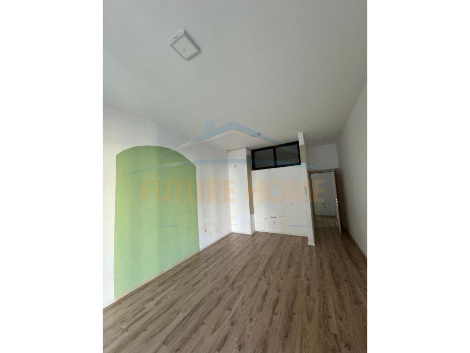 Tirane, jepet me qera zyre Kati 3, 90 m² 650 € (Kompleksi Square 21, Rruga e Kavajes)