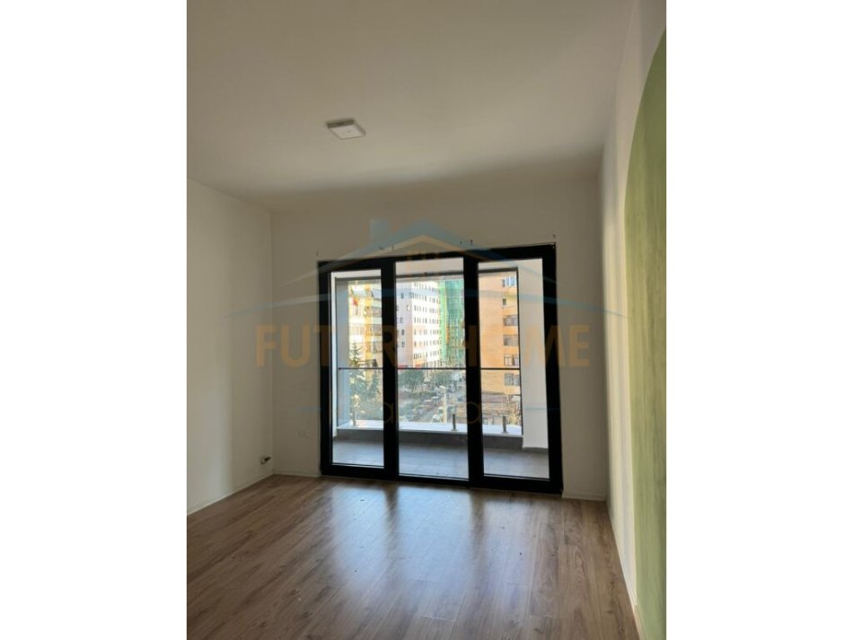 Tirane, jepet me qera zyre Kati 3, 90 m² 650 € (Kompleksi Square 21, Rruga e Kavajes)