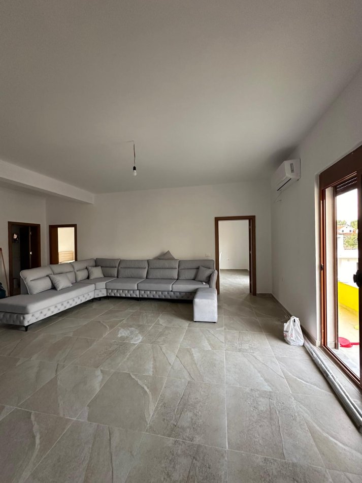 Tirane, jepet me qera apartament 3+1 Kati 3, 600 m² 600 € (Astir)