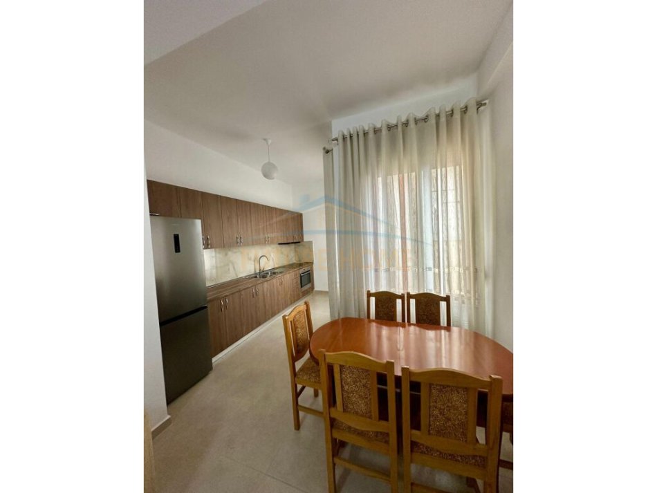 Qera, Apartament 1+1, në Kinostudio, Tiranë.
350 €