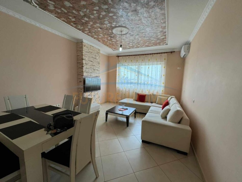 Tirane, jepet me qera apartament 2+1+Ballkon Kati 7, 100 m² 600 € (Stacioni i Trenit)