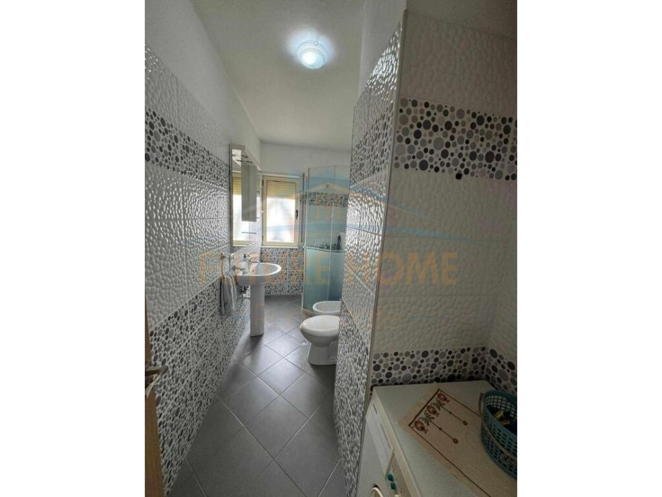 Tirane, jepet me qera apartament 2+1+Ballkon Kati 7, 100 m² 600 € (Stacioni i Trenit)