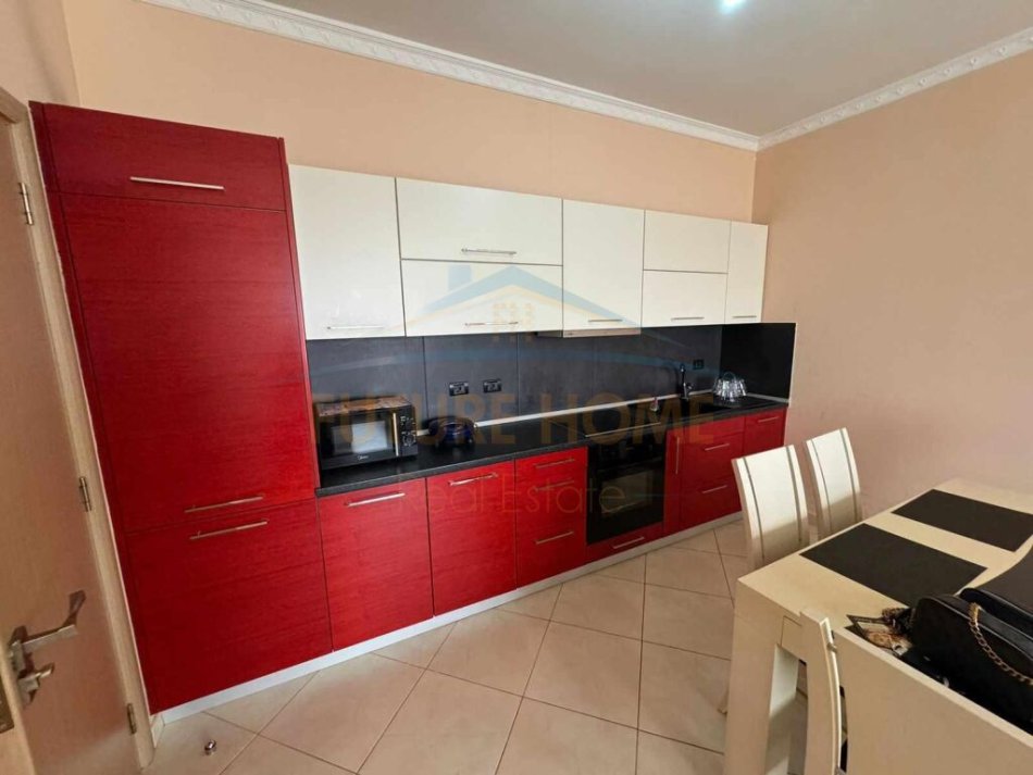 Tirane, jepet me qera apartament 2+1+Ballkon Kati 7, 100 m² 600 € (Stacioni i Trenit)