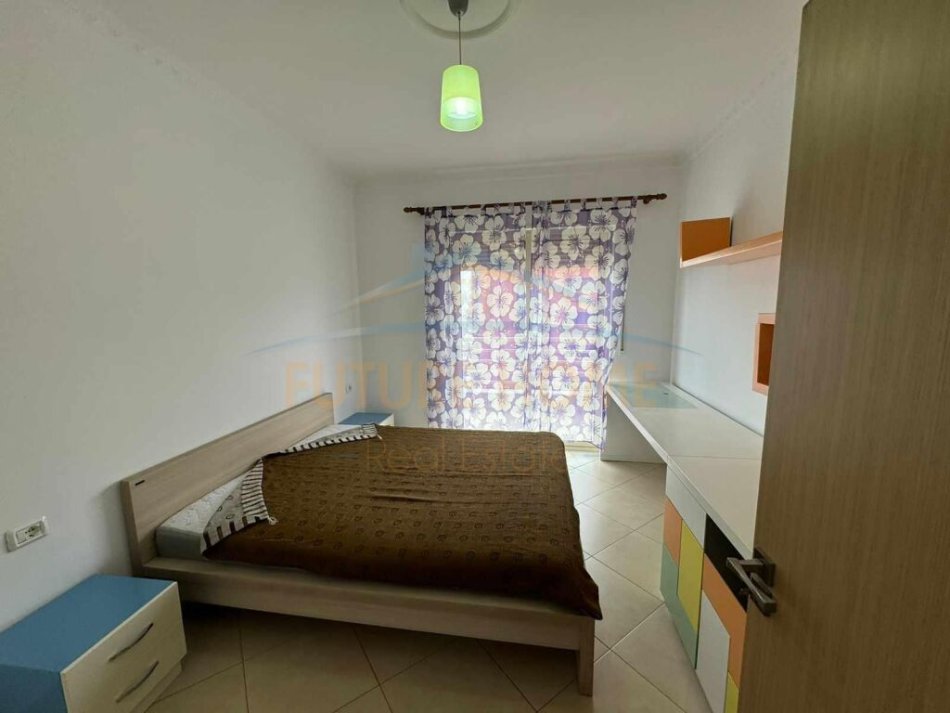 Tirane, jepet me qera apartament 2+1+Ballkon Kati 7, 100 m² 600 € (Stacioni i Trenit)