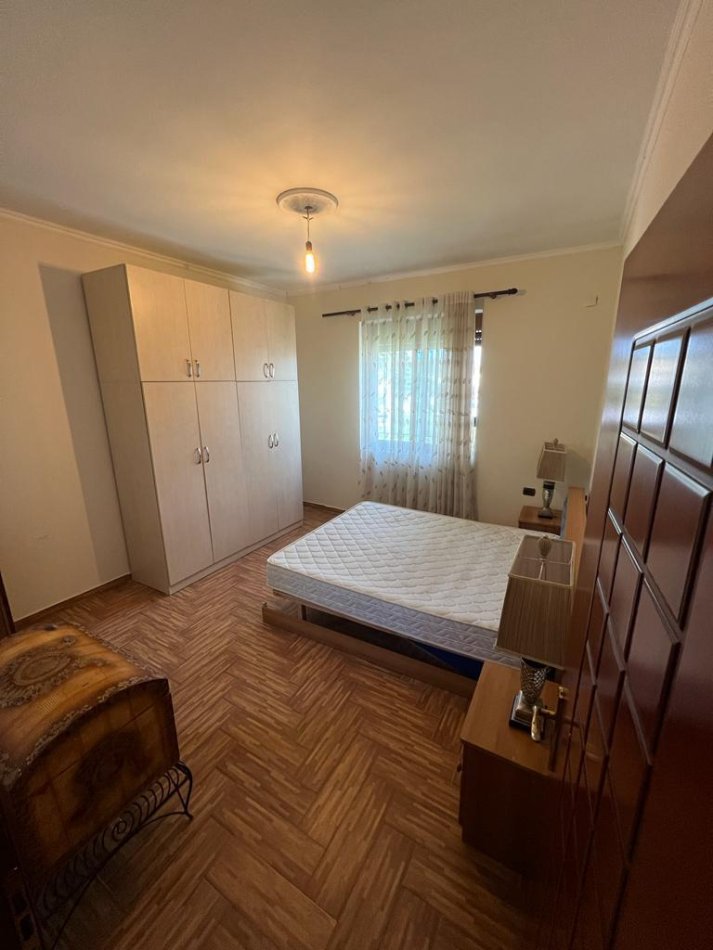 Tirane, jepet me qera apartament 3+1+Ballkon Kati 3, 180 m² 400 € (Yzberisht)