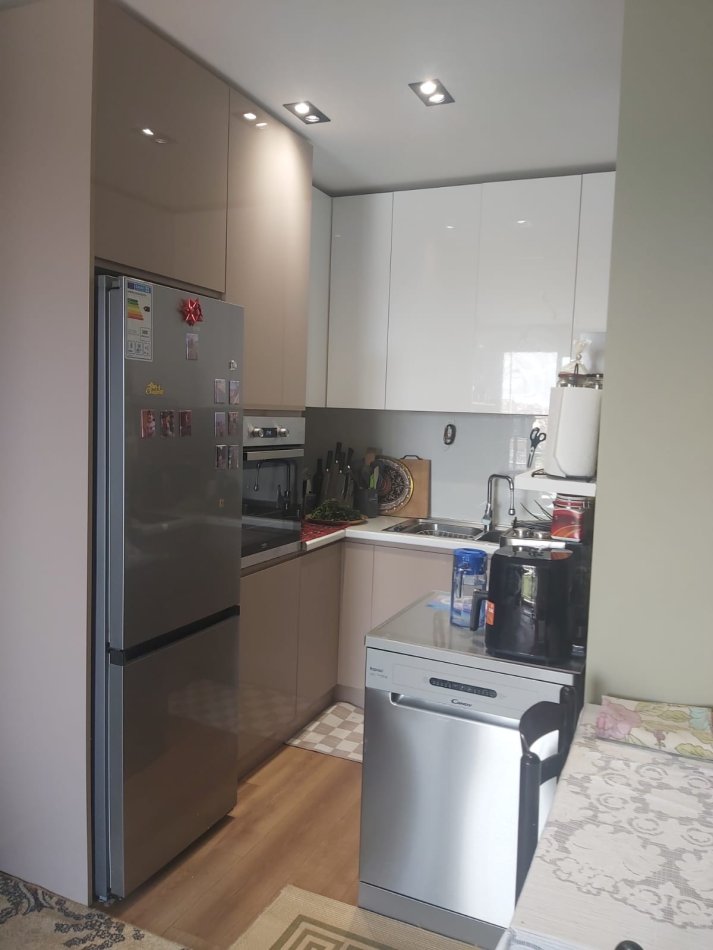Tirane, jepet me qera apartament 1+1 sip 65 m². E mobiluar full. Kati 4. Me ashensor. Ndertim i ri. 500 € (adresa:kompleksi Tom Doshit ne Shkoze, Tirane.)