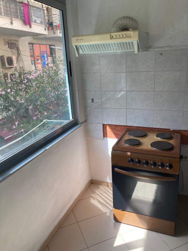 Tirane, jepet me qera apartament 2+1+BLK Kati 1, 92 m² 500 Euro (Komun Parisi)