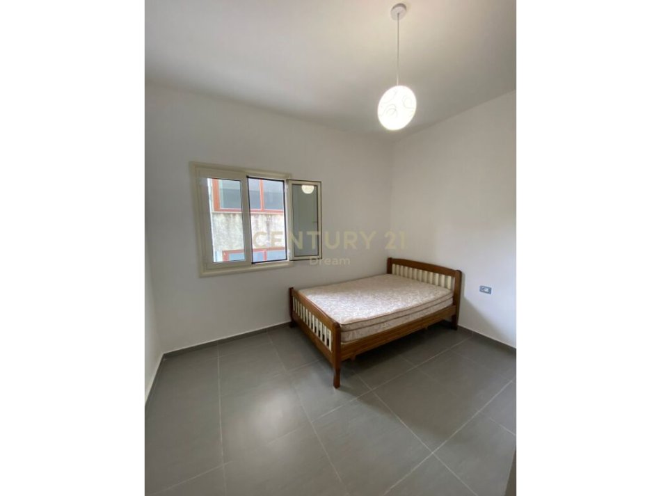 Tirane, jepet me qera apartament 3+1+Ballkon Kati 3, 110 m² 450 € (Rruga e Kokonozeve, 700 - 800 metra larg UET)