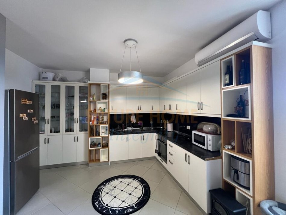 Shitet, Apartament 3+1+2, Kopshti Botanik, Tiranë. 170000 EURO
